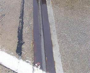 Sealed joints between existing armor plates on road bridge
